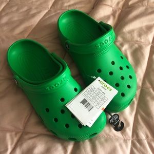 NWT grass green crocs Men’s size 6, Women’s size 8